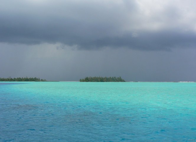 89- Ciel d'orage dans le lagon de Tahaa 